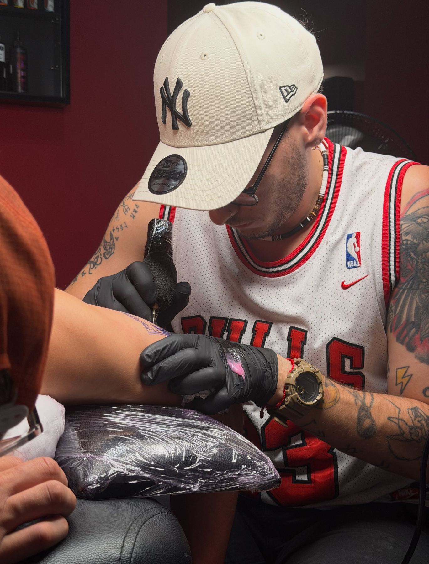 Cristian Colón tatuando en Fenrir Tattoo Studio