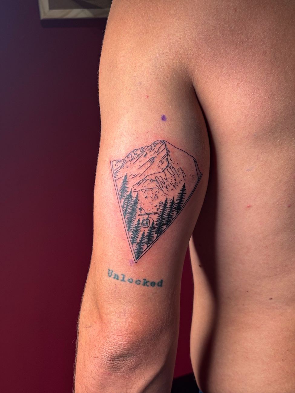 Tatuaje personalizado de una montaña y un telesilla